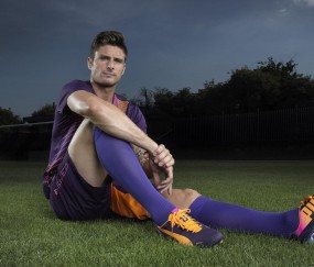 德利赫特，四后卫踢起来我也不会别扭，我可以适应两种体系